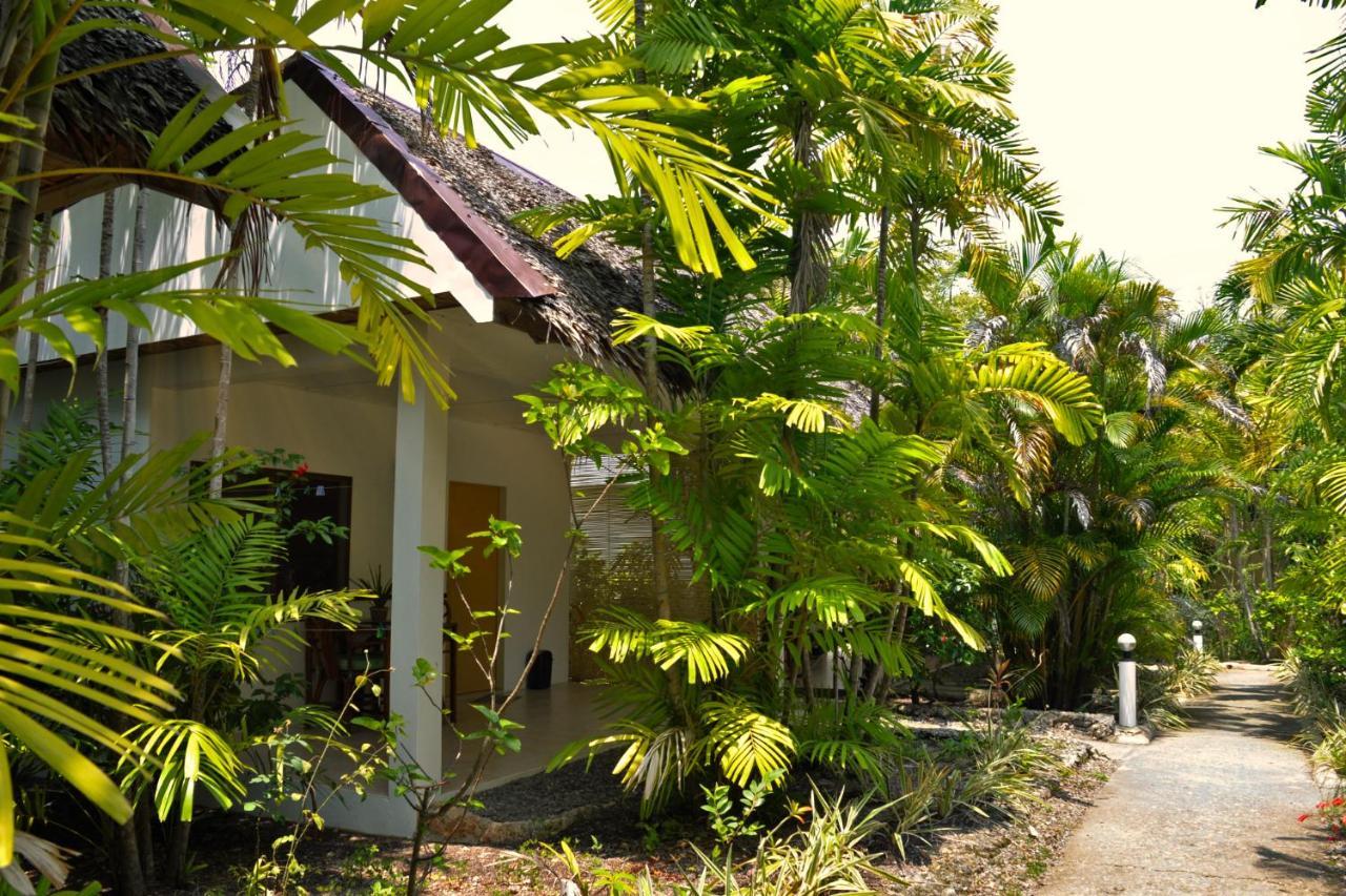 Marcosas Cottages Resort Moalboal Extérieur photo