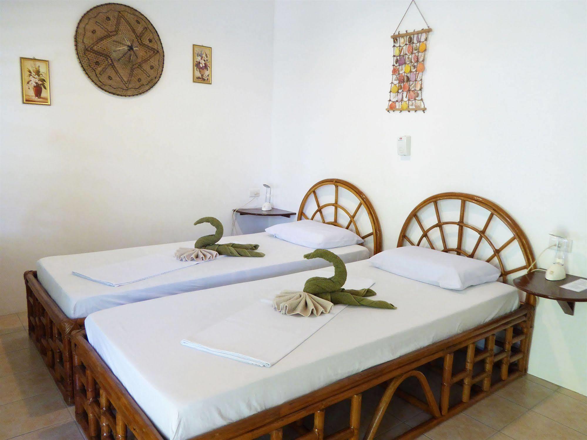 Marcosas Cottages Resort Moalboal Extérieur photo